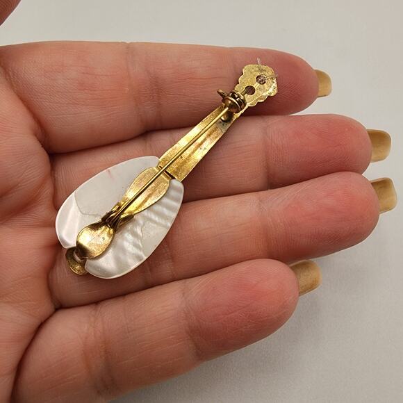 Vintage Mandolin or Lute Brooch Mother of Pearl & Brass, Nylon Strings Music Pin - Picture 6 of 7